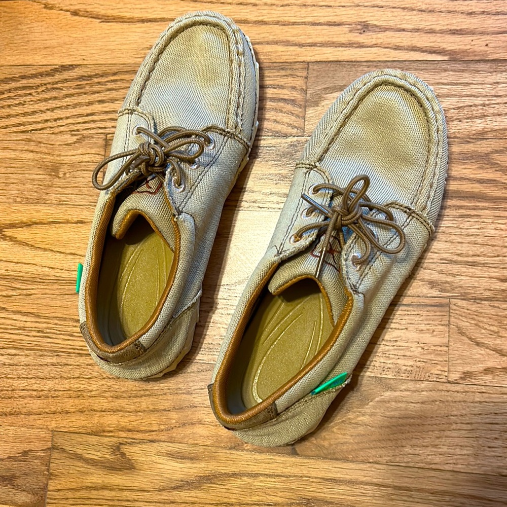 Woman’s twisted X shoes